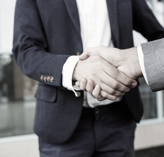 Két férfi kezetfog